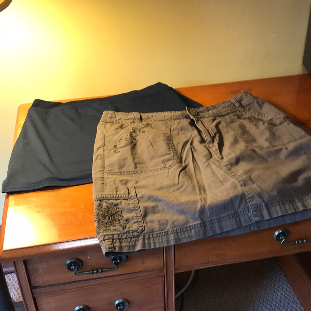 Skorts. Deep navy size medium brown size 12